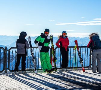 Ски екипировка под наем: Правилната стъпка за вашето зимно приключение